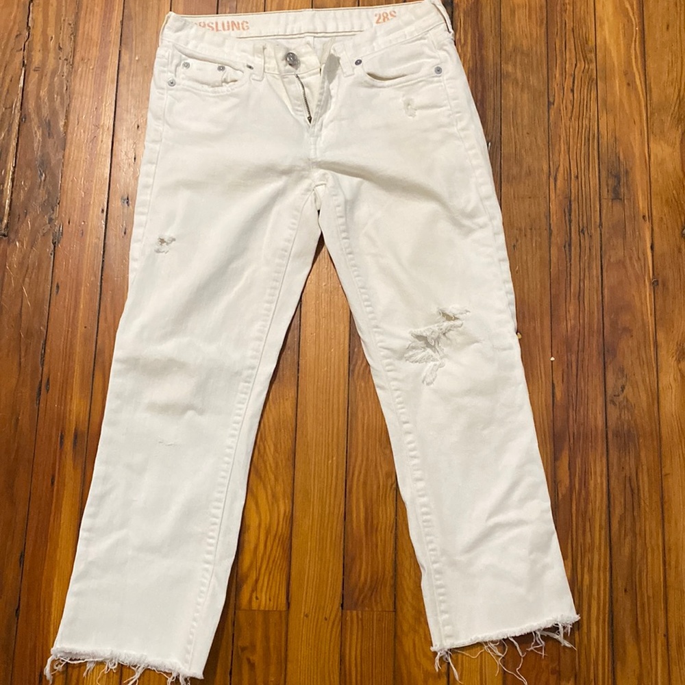 Gorgeous EUC J Crew Distressed white Hipslung women’s jeans. Size 28S cropped.